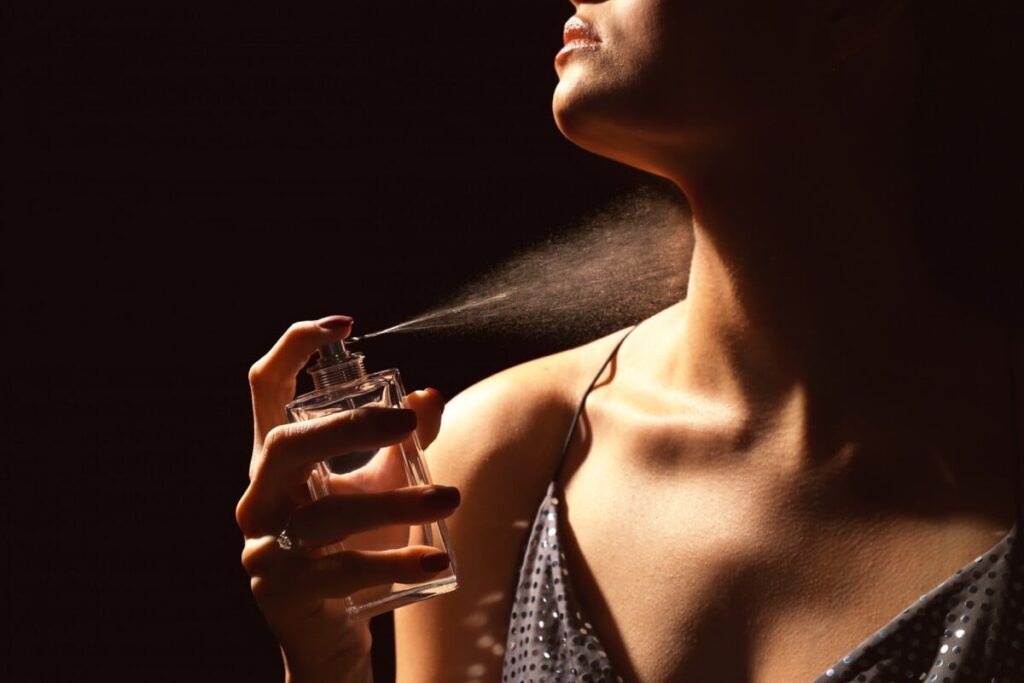 Como fazer o perfume durar mais: dicas de fixação que realmente funcionam 1001058356